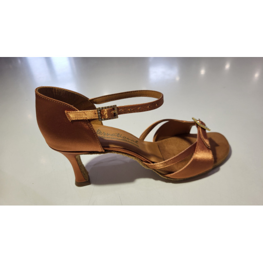 International dance shoes výpredaj